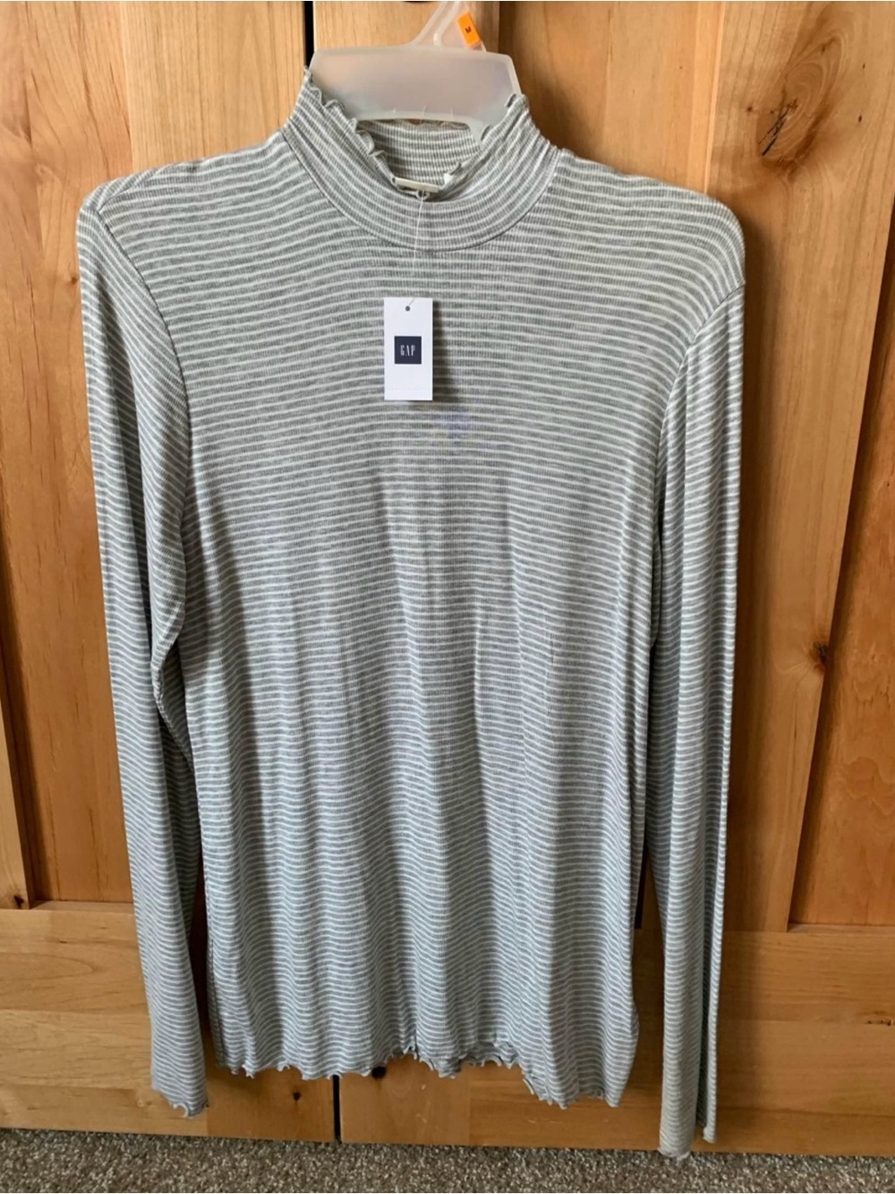 Women’s GAP long sleeve scallop trim